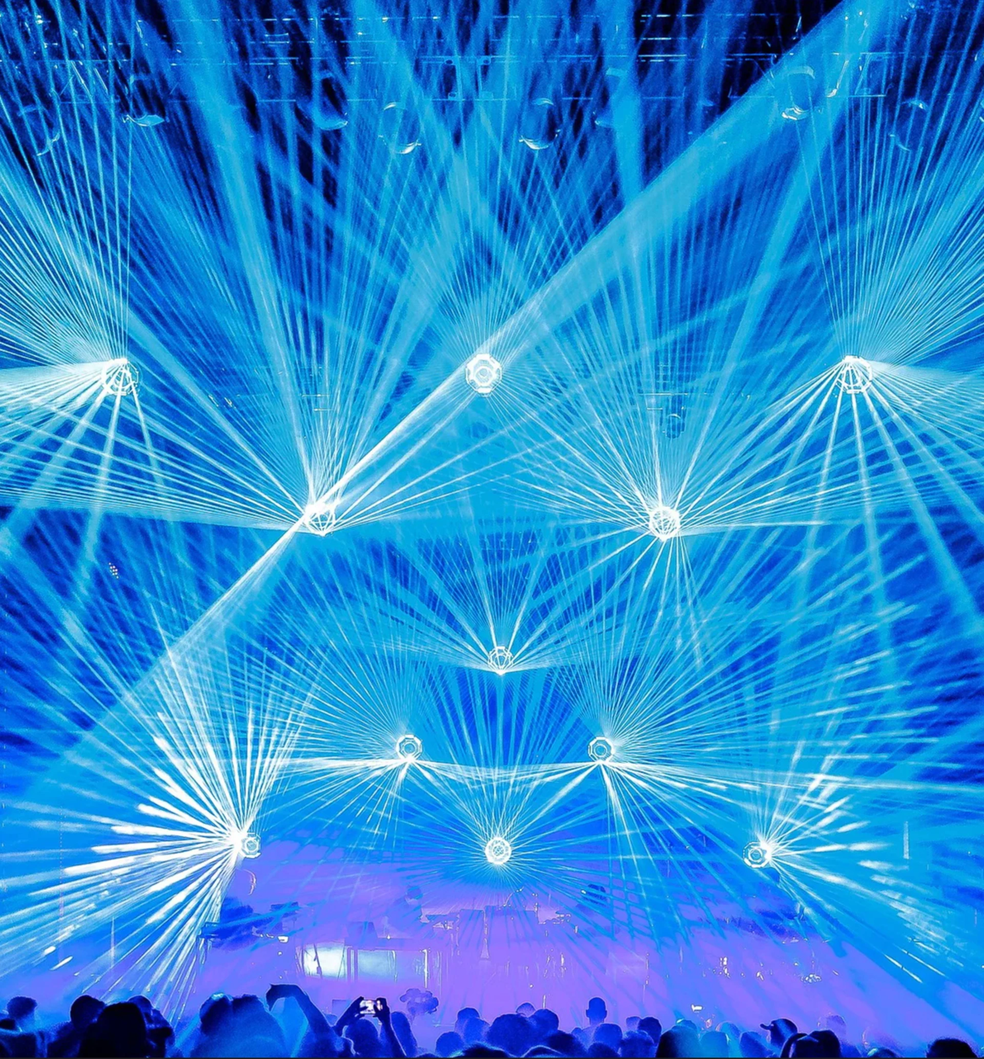 Show with 11 Minuit Une IVL Photon.