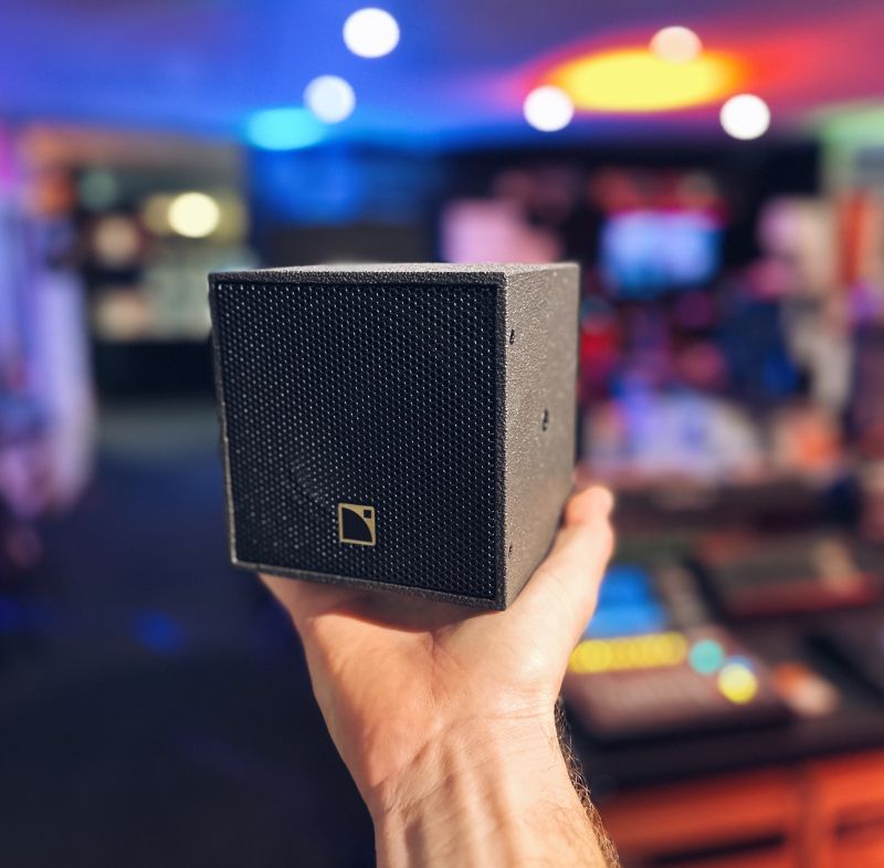 Hand holding a L-Acoustics x4i