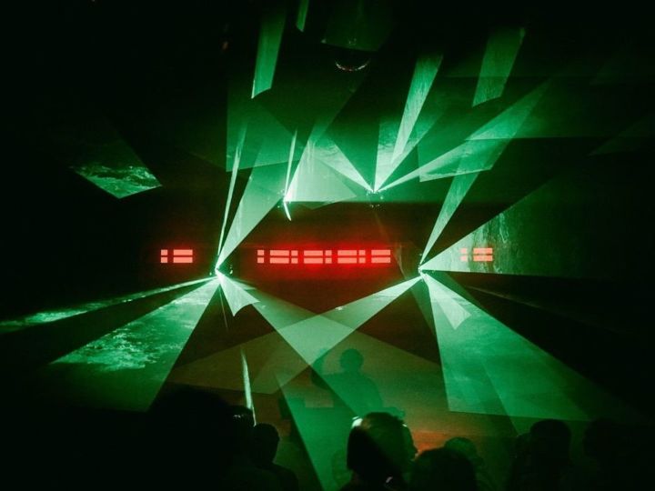 Stage with 3 Minuit Une IVL Dice