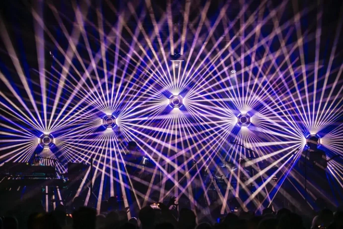 6 IVL Photon by Minuit Une on a stage