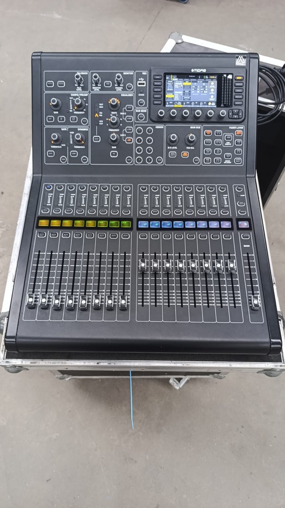 M32 R + Flightcase